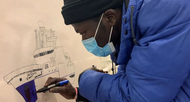 François, de Camerún, uno de los 558 supervivientes del 'Geo Barents', dibujando el bote...
