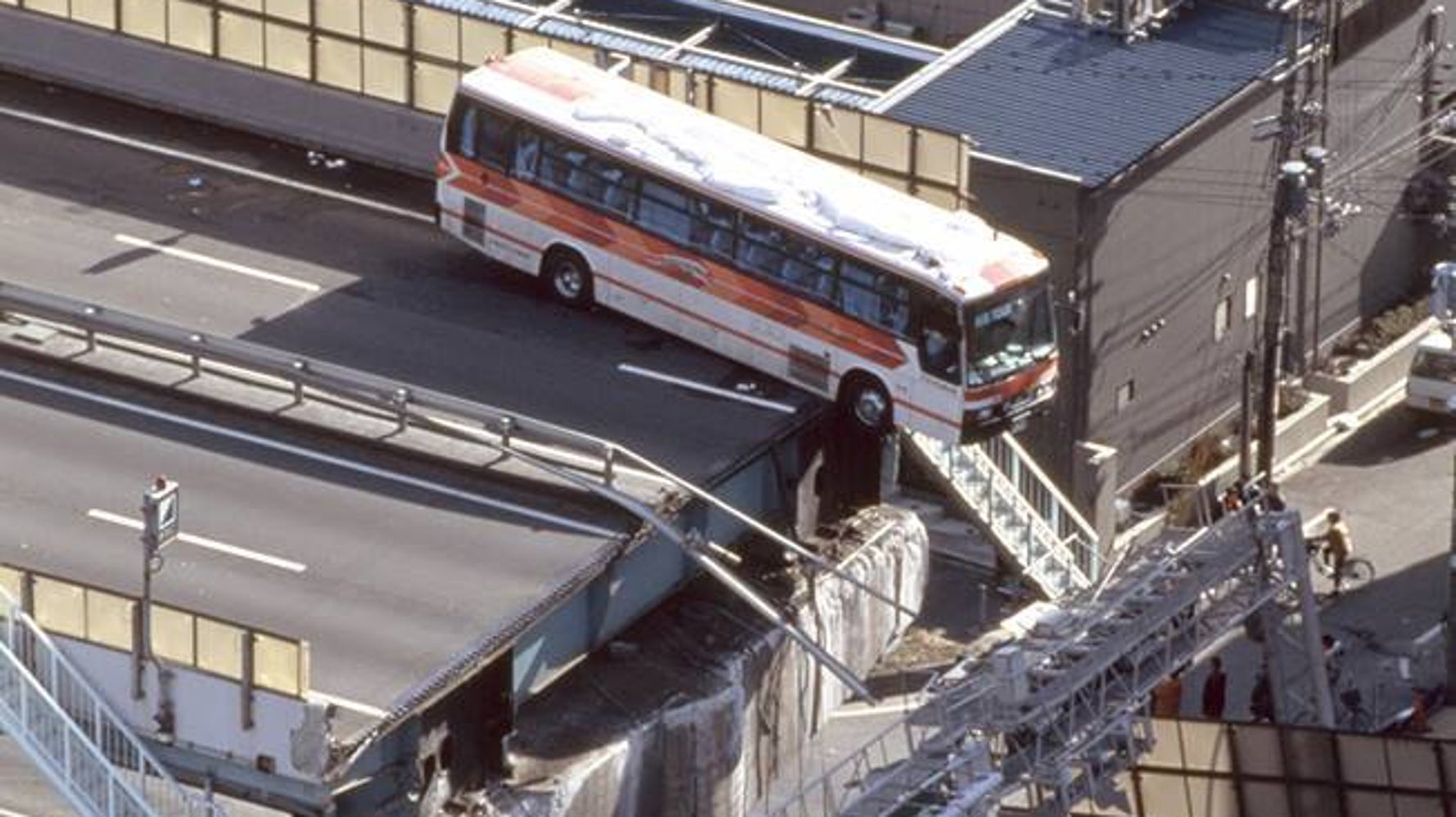 倒壊した高速道路 転落寸前のバス 帝産観光バスが当時の写真で伝えたいこと 阪神淡路大震災 ハフポスト News 倒壊した高速道路 転落寸前のバス 帝産観光バスが当時の写真で伝えたいこと 阪神淡路大震災 ハフポスト News