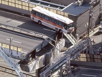 倒壊した高速道路 転落寸前のバス 帝産観光バスが当時の写真で伝えたいこと 阪神淡路大震災 ハフポスト News