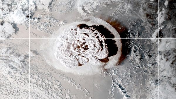 5일 남태평양 섬 나라 통가 인근 바다에서 해저 화산이 폭발하는 모습이 인공위성에서
