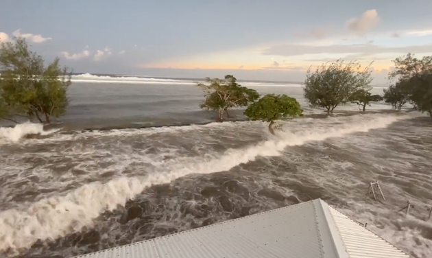 トンガ噴火による実際の津波映像が恐ろしい 日本列島にも津波警報 注意報が発令 動画 ハフポスト トンガ噴火による実際の津波映像が恐ろしい 日本列島にも津波警報 注意報が発令 動画 ハフポスト