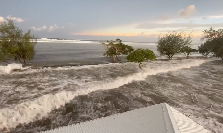 トンガ噴火による実際の津波映像が恐ろしい 日本列島にも津波警報 注意報が発令 動画 ハフポスト News トンガ噴火による実際の津波映像が恐ろしい 日本列島にも津波警報 注意報が発令 動画 ハフポスト News
