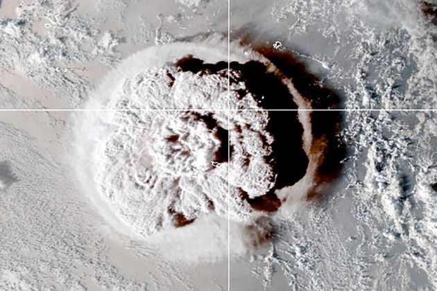 トンガ沖の大規模噴火時の衛星写真