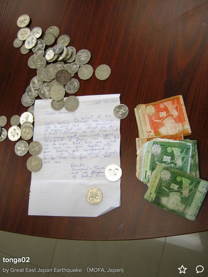 トンガの子どもたちから日本の被災者に寄付されたとみられるコインなど