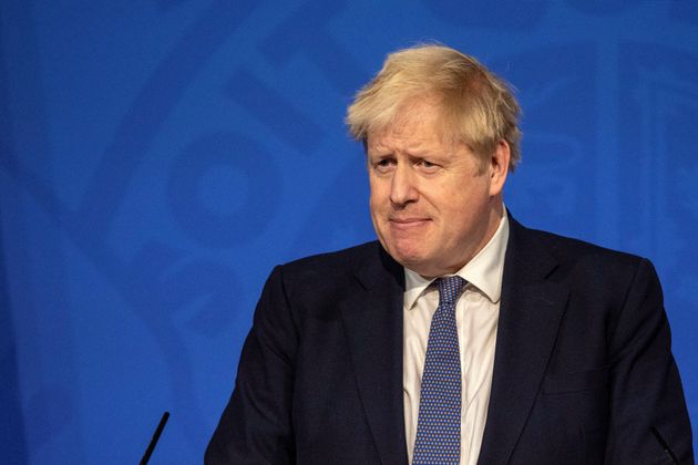 El primer ministro británico, Boris Johnson, habla durante una conferencia de prensa virtual para informar a la nación...