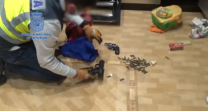 Armas intervenidas en el registro.