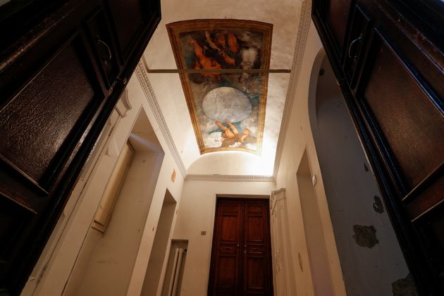 Το έργο του Καραβάτζιο «Δίας, Ποσειδώνας και Πλούτωνας» στην οροφή ενός μικρού δωματίου στη Villa Aurora. REUTERS/Remo Casilli