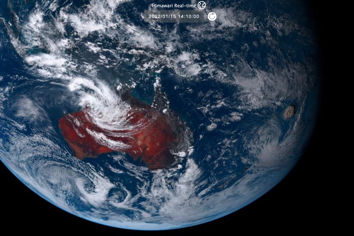 Δορυφορική φωτογραφία από τον ιαπωνικό δορυφόρο Himawari-8, δείχνει την τεράστια έκρηξη του υποθαλάσσιου ηφαιστείου κοντά στα νησιά Τόνγκα στον Ειρηνικό Ωκεανό. 15 Ιανουρίου 2022. (NICT via AP)