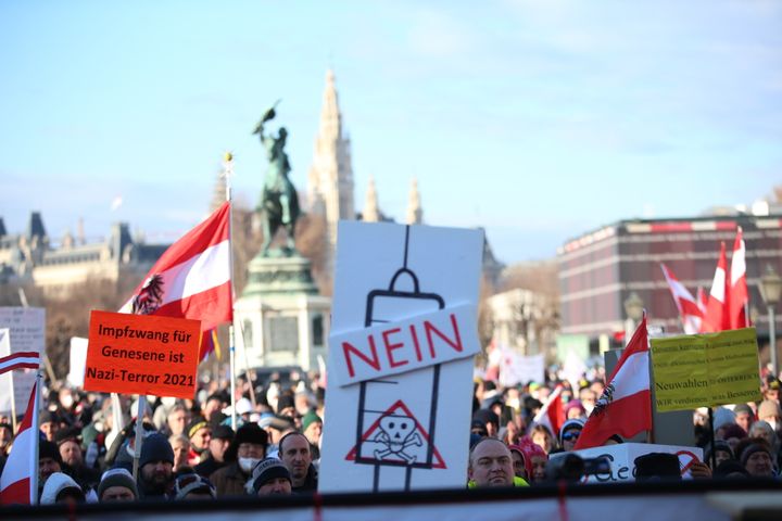 Manifestantes sostienen pancartas contra la vacunación este mes en Viena.
