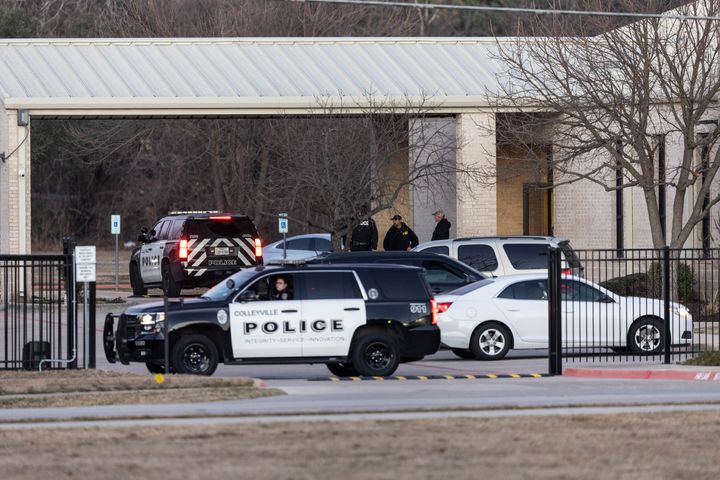 La policía se para frente a la sinagoga de la Congregación Beth Israel, el domingo 16 de enero de 2022, en Colleyville, Texas.  Un hombre mantuvo rehenes durante más de 10 horas el sábado dentro del templo.  Los rehenes lograron escapar y el secuestrador murió.  El agente especial a cargo del FBI, Matt DeSarno, dijo que un equipo investigaría "el incidente del tiroteo." (Foto AP/Brandon Wade)