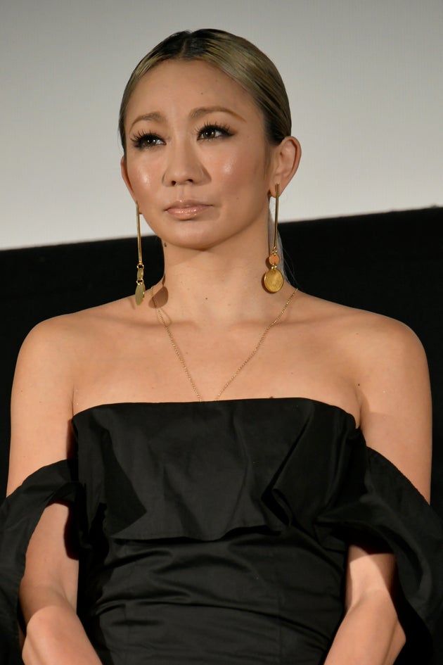 倖田來未さん 親子仲良し3ショット写真に反響 テレビ歌唱した母に 年齢関係なく挑戦するという姿が ハフポスト 倖田來未さん 親子仲良し3ショット写真に反響 テレビ歌唱した母に 年齢関係なく挑戦するという姿が ハフポスト