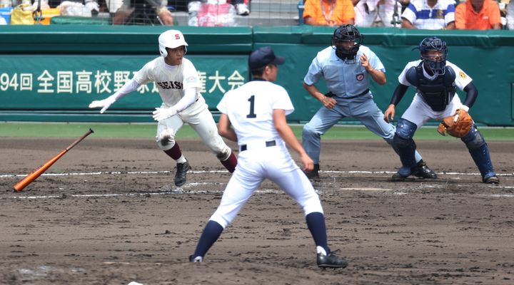 2012年8月13日の鳴門ー済々黌。写真は3回裏、済々黌・松永薫平（左）が内野安打を放ち先制する場面