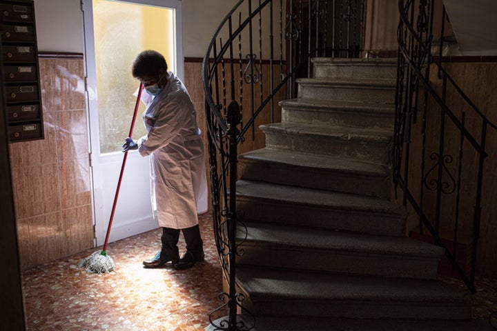 La limpiadora Amalia Caballero, ejerciendo su profesión durante la pandemia del covid.