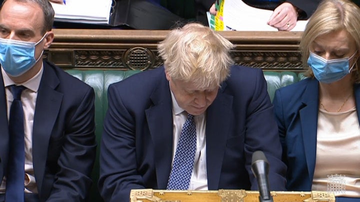 El primer ministro británico, Boris Johnson, en la sesión de control al Gobierno, en el Parlamento, en la que se disculpó por las "reuniones de trabajo".