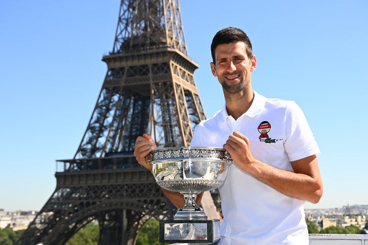 Novak Djokovic, posa con el trofeo de Roland Garros ante la Torre Eiffel.