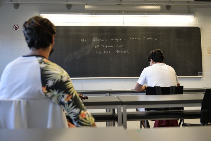 Dos estudiants en un aula de Catalunya