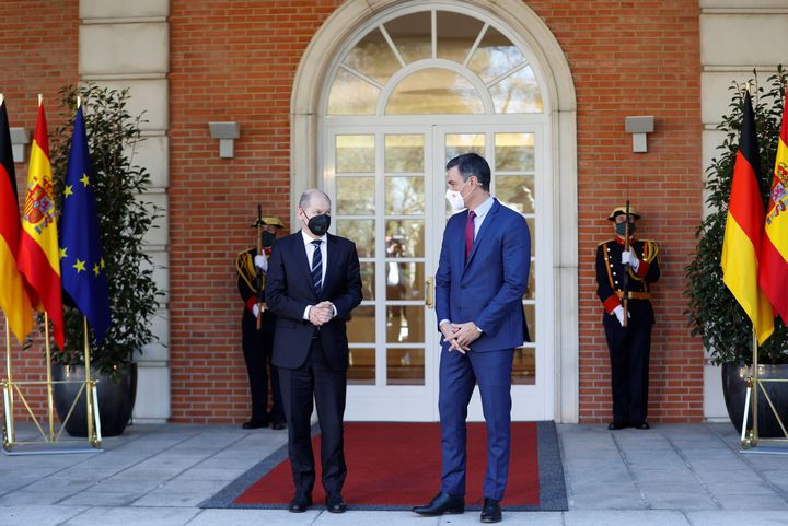 El presidente del Gobierno, Pedro Sánchez, recibe al canciller alemán Olaf Scholz en el Palacio de la Moncloa.