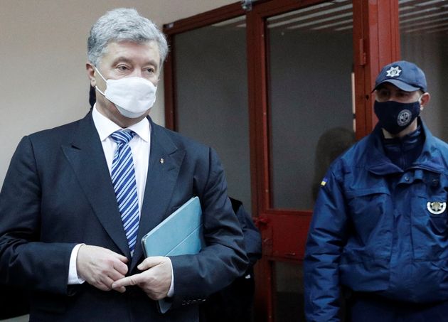 Ο πρώην Πρόεδρος της Ουκρανίας Πέτρο Ποροσένκο, ο οποίος είναι ύποπτος για εσχάτη προδοσία μέσω της χρηματοδότησης φιλορώσων αυτονομιστών στην ανατολική Ουκρανία ενώ ήταν στην εξουσία το 2014-2015, φτάνει για ακρόαση στο δικαστήριο στο Κίεβο της Ουκρανίας στις 17 Ιανουαρίου 2022. REUTERS/Valentyn Ogirenko