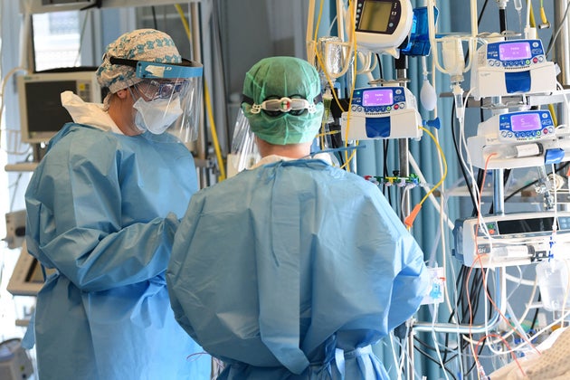 Covid: 287 morti, tasso positività al 15,4%, salgono ricoveri e intensive Covid: 287 morti, tasso positività al 15,4%, salgono ricoveri e intensive