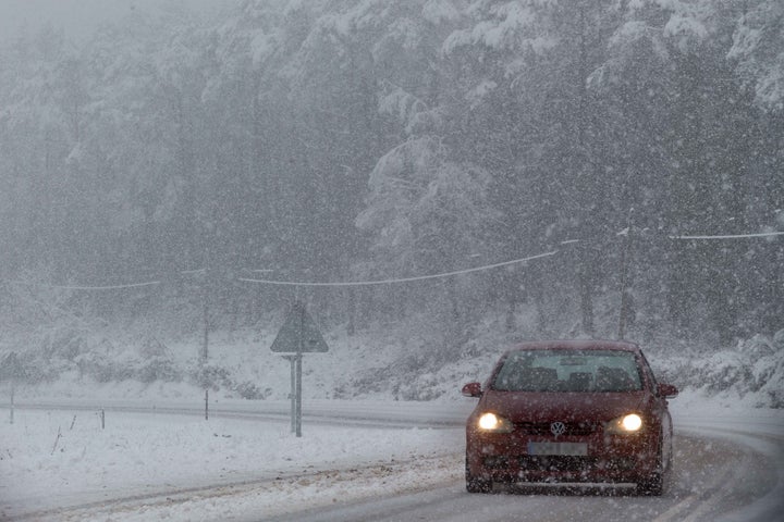 Un coche circula por una carretera nevada en Lugo hace días