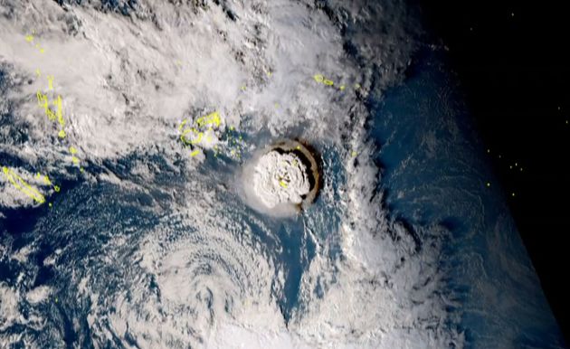 火山噴火時を衛星ひまわり8号がとらえた写真