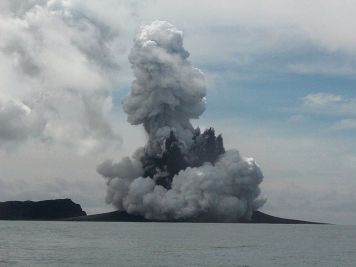 La erupción del volcán submarino Hunga Tonga-Hunga Ha'apai, en Tonga.