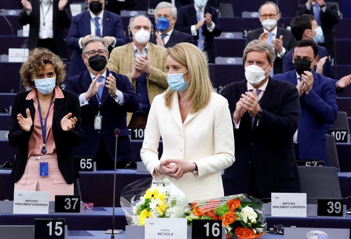 Roberta Metsola recibe el aplauso de los eurodiputados tras conocerse el resultado de la votación de hoy.