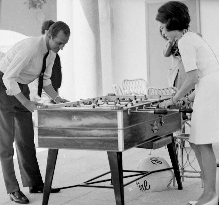 Los príncipes Juan Carlos y Sofía en los jardines de la Zarzuela jugando al futbolín en enero de 1970.