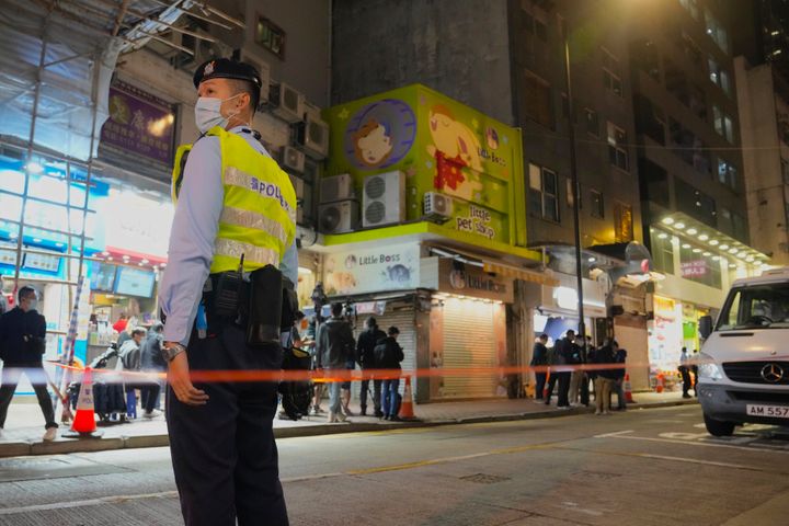 Ένας αστυνομικός στέκεται φρουρός έξω από ένα κατάστημα κατοικίδιων ζώων που έκλεισε αφού ορισμένα κατοικίδια χάμστερ βρέθηκαν θετικά στον κορονοϊό, είπαν οι αρχές, στο Χονγκ Κονγκ, Τρίτη, 18 Ιανουαρίου 2022.
