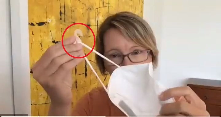 Kate Cole explicando el ajuste de las FFP2.