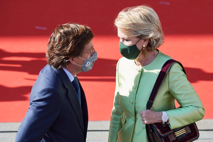 Aguirre conversa con Almeida por la fiesta de la Comunidad de Madrid