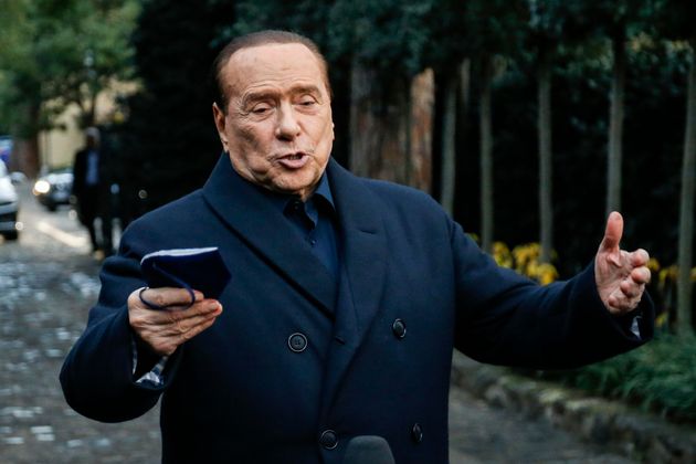 Silvio Berlusconi, Vorsitzender von Forza Italia, spricht am Ende des Mitte-Rechts-Gipfels vor Journalisten.