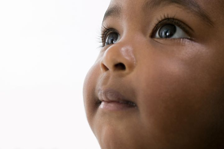 Características infantis, como olhos grandes e largos e bochechas redondas, estimulam os impulsos de cuidado em adultos.
