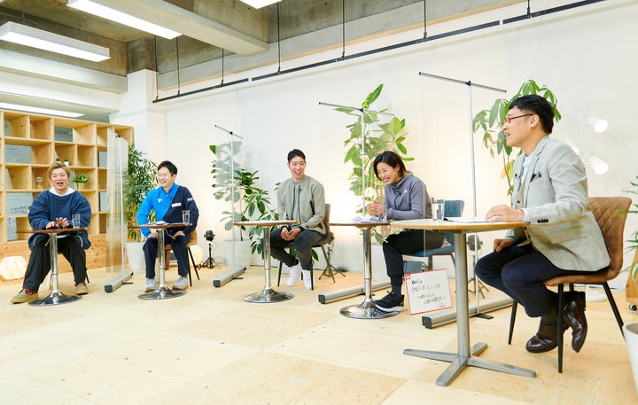 （写真右から）イベントに出演した山里亮太さん（お笑い芸人）、秦由加子さん（チームブリヂストン アスリート・アンバサダー / パラトライアスロン）、萩野公介さん（チームブリヂストン アスリート・アンバサダー / 水泳・競泳）、岩渕幸洋さん（協和キリン / パラ卓球日本代表）、つるの剛士さん（タレント）