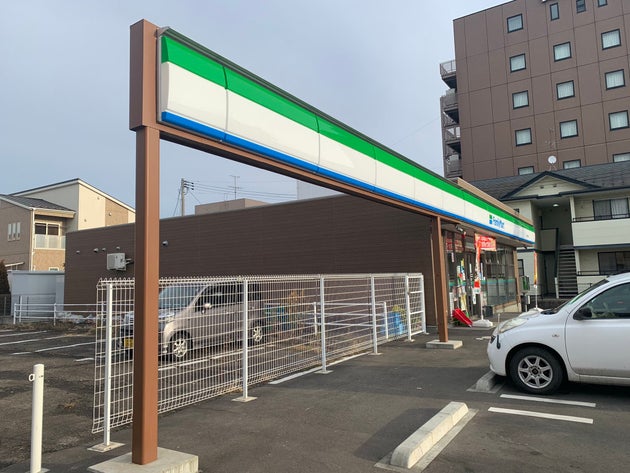 日中に撮られた「看板だけやたら長いファミマ」の写真（テス湖のテッシーさんのTwitterより）