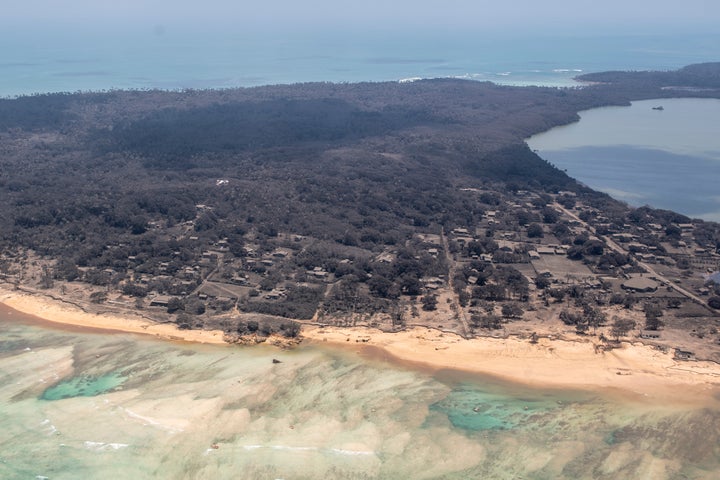 Vista aérea de una de las islas de Tonga, cuya costa y edificaciones han quedado devastadas tras el impacto del tsunami.