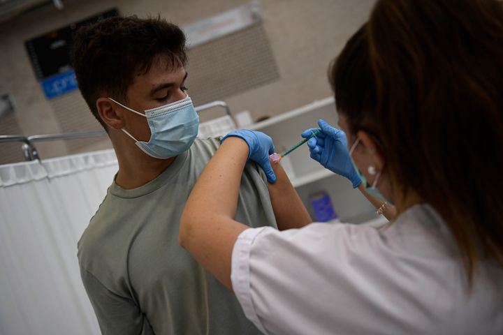 Un joven de 18 años se vacuna en Pamplona, en septiembre pasado. 