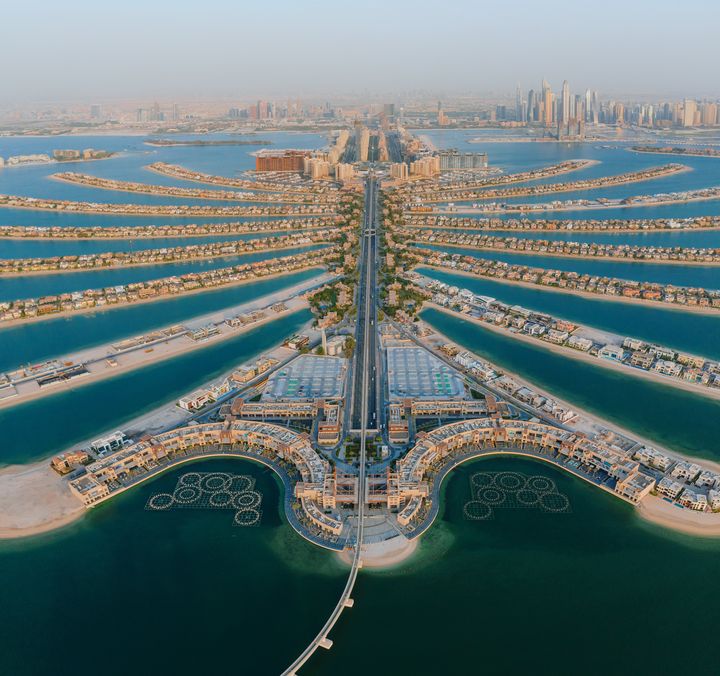 Τα νησιά Παλμ Τζουμέιρα στο Ντουμπάι είναι τα πρώτα τεχνητά νησιά στον κόσμο με πολυτελή θέρετρα υδάτινα πάρκα, εμπορικά κέντρα και κατοικίες. 