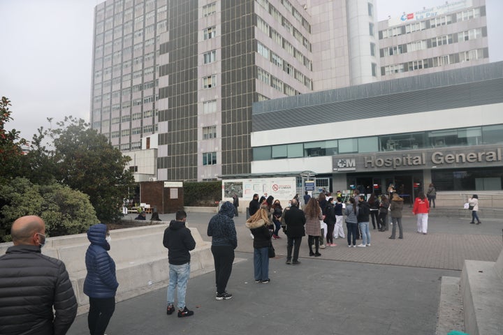 Colas a la entrada de un hospital en Madrid