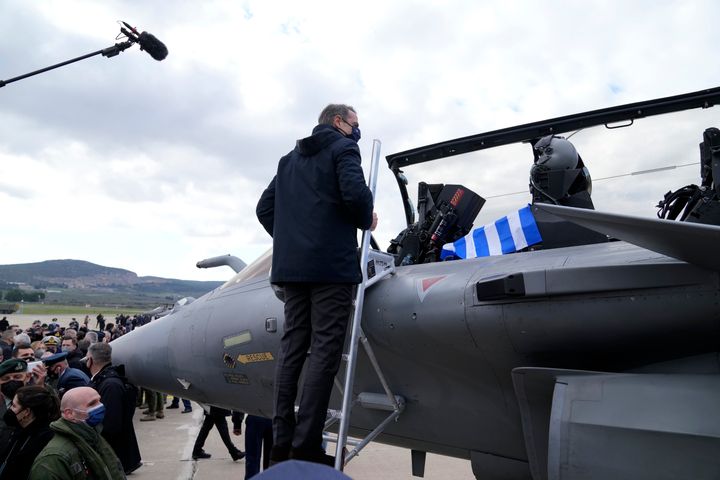 Ο πρωθυπουργος Κυριάκος Μητσοτάκης επιθεωρεί το πιλοτήριο ενός από τα γαλλικά μαχητικά Rafale στην διάρκεια της τελετής υποδχής της νέας μοίρας που έγινε στην Τανάγρα στις 19 Ιανουαρίου 2022. (AP Photo/Thanassis Stavrakis)