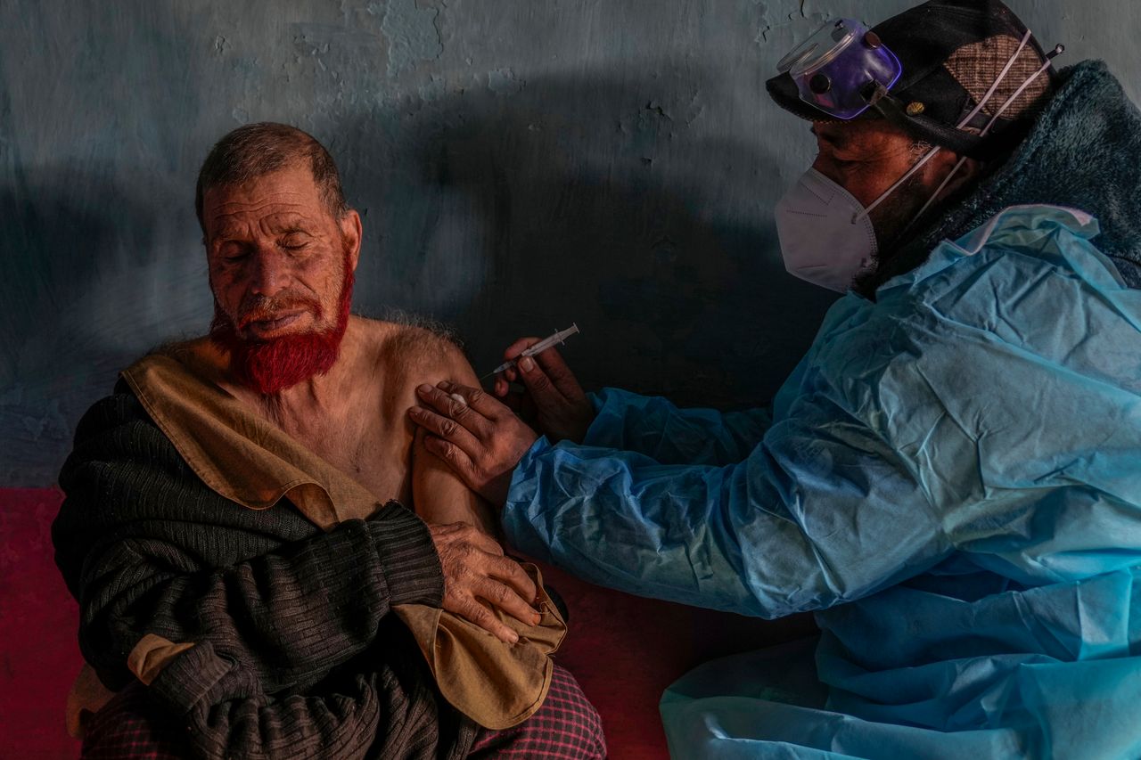 Οι νοσηλευτές που κάνουν πεζοπορία στα Ιμαλάια για να κάνουν εμβόλια