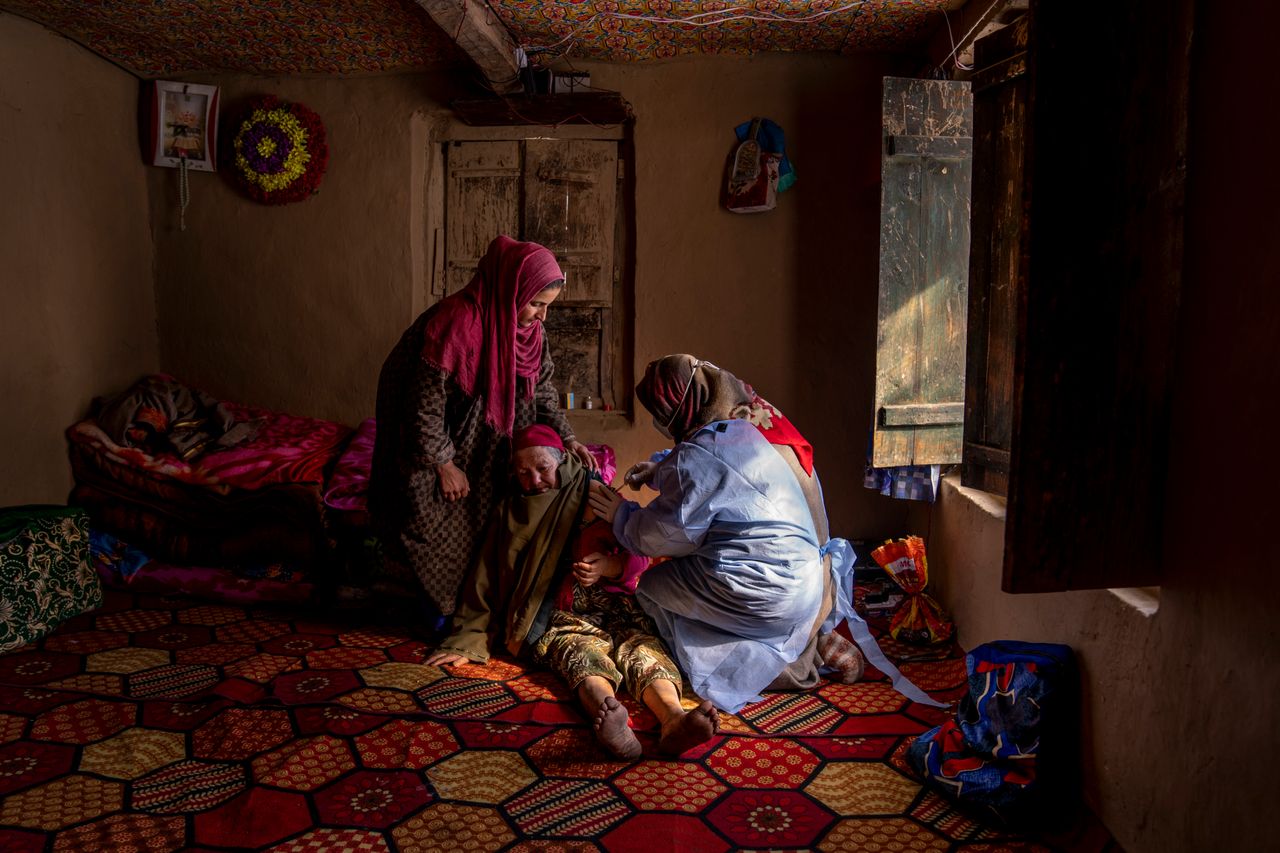 Οι νοσηλευτές που κάνουν πεζοπορία στα Ιμαλάια κάνουν εμβόλιο σε μια ηλικιωμένη τυφλή γυναίκα