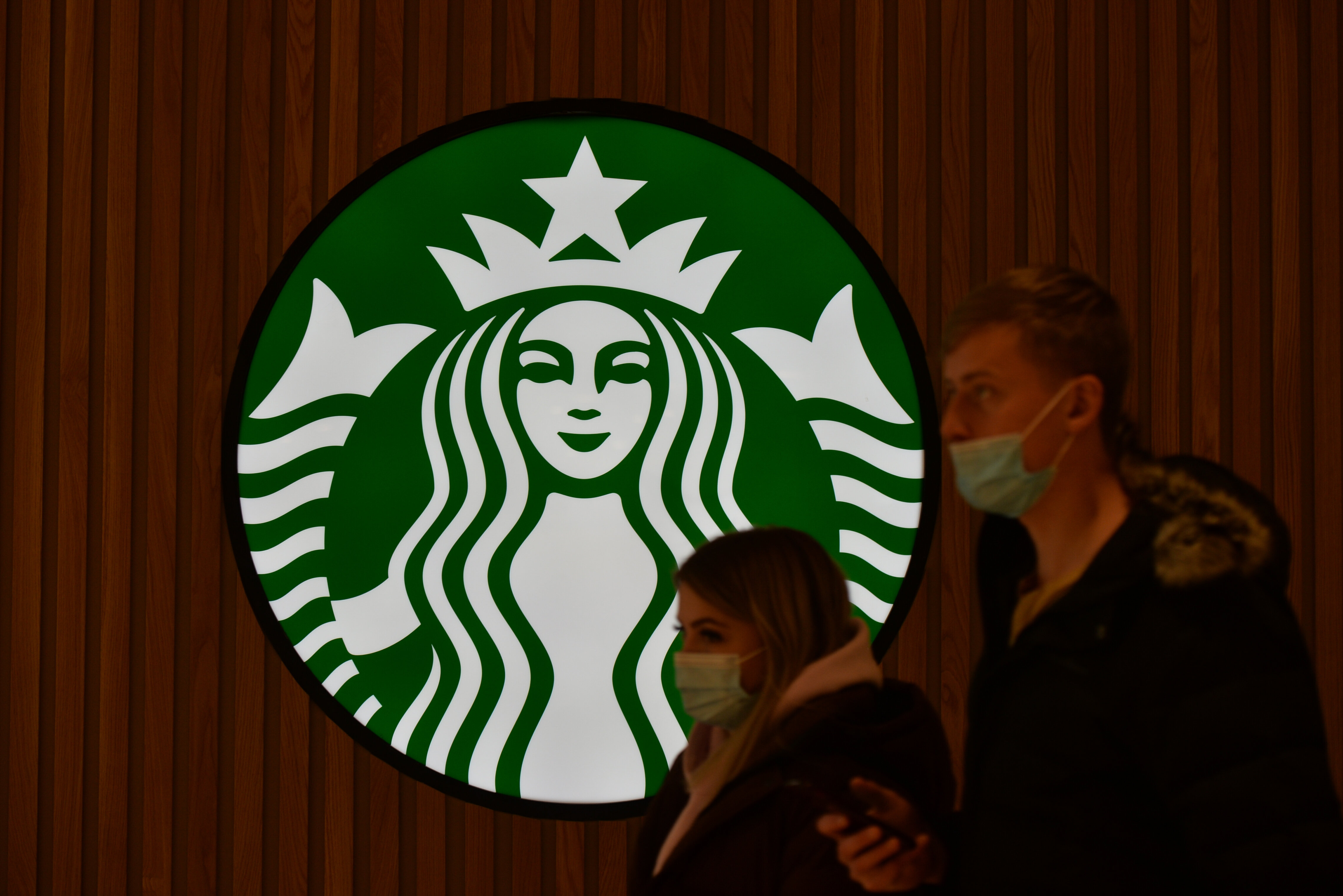 Starbucks Drops Vaccine Mandate After Supreme Court Ruling | HuffPost ...