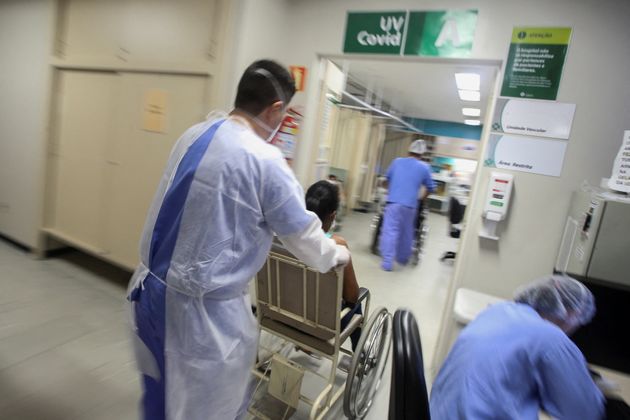 Ιατρικό και νοσηλευτικό προσωπικό επί το έργον στο Πόρτο Αλέγκρε της Βραζιλίς, στις 14 Ιανουαρίου 2022. REUTERS/Diego Vara