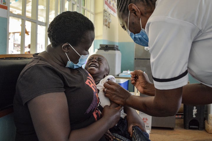 Un niño recibe la vacuna contra la malaria en Kenia.