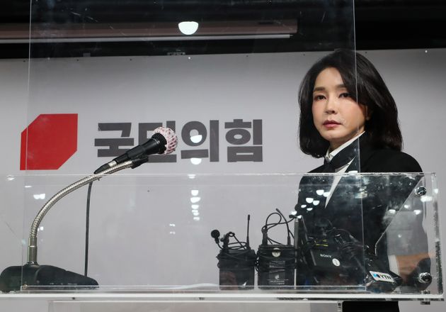 La directora ejecutiva de People's Power Cobana Contents, Kim Gun-hee, esposa del candidato presidencial Yoon Seok-yeol, llega a Yeouido, Seúl, en la tarde del 26 para disculparse ante el público por las acusaciones de historia falsa.