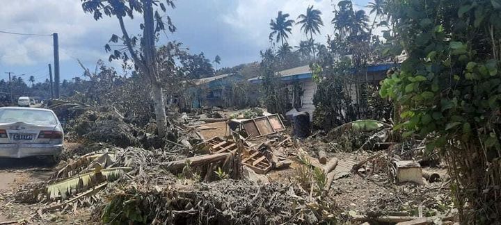 海底火山噴火後の首都ヌクアロファの写真。木々がなぎ倒され、ガレキが散乱している（トンガ王国名誉領事館の投稿より）
