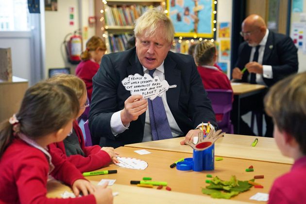 Boris Johnson, ici dans une école en octobre 2021, a annoncé la fin immédiate de...