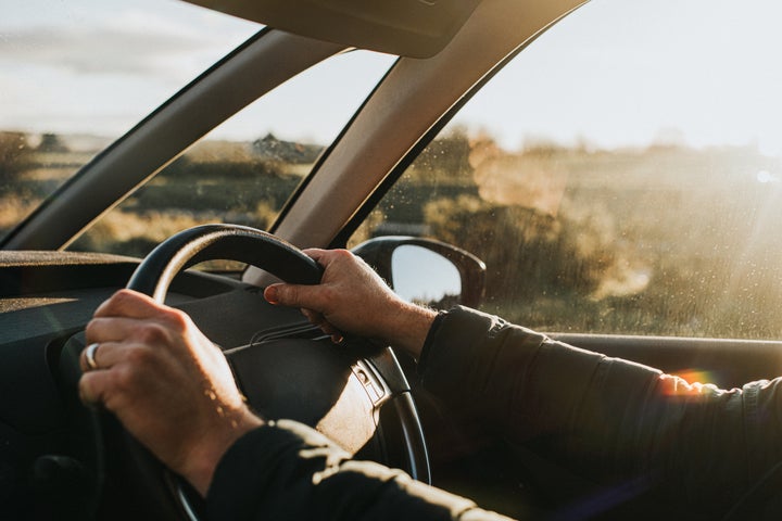 Una persona, al volante de un coche.
