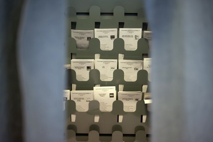 Papeletas en el interior de una cabina electoral, en una foto de archivo.